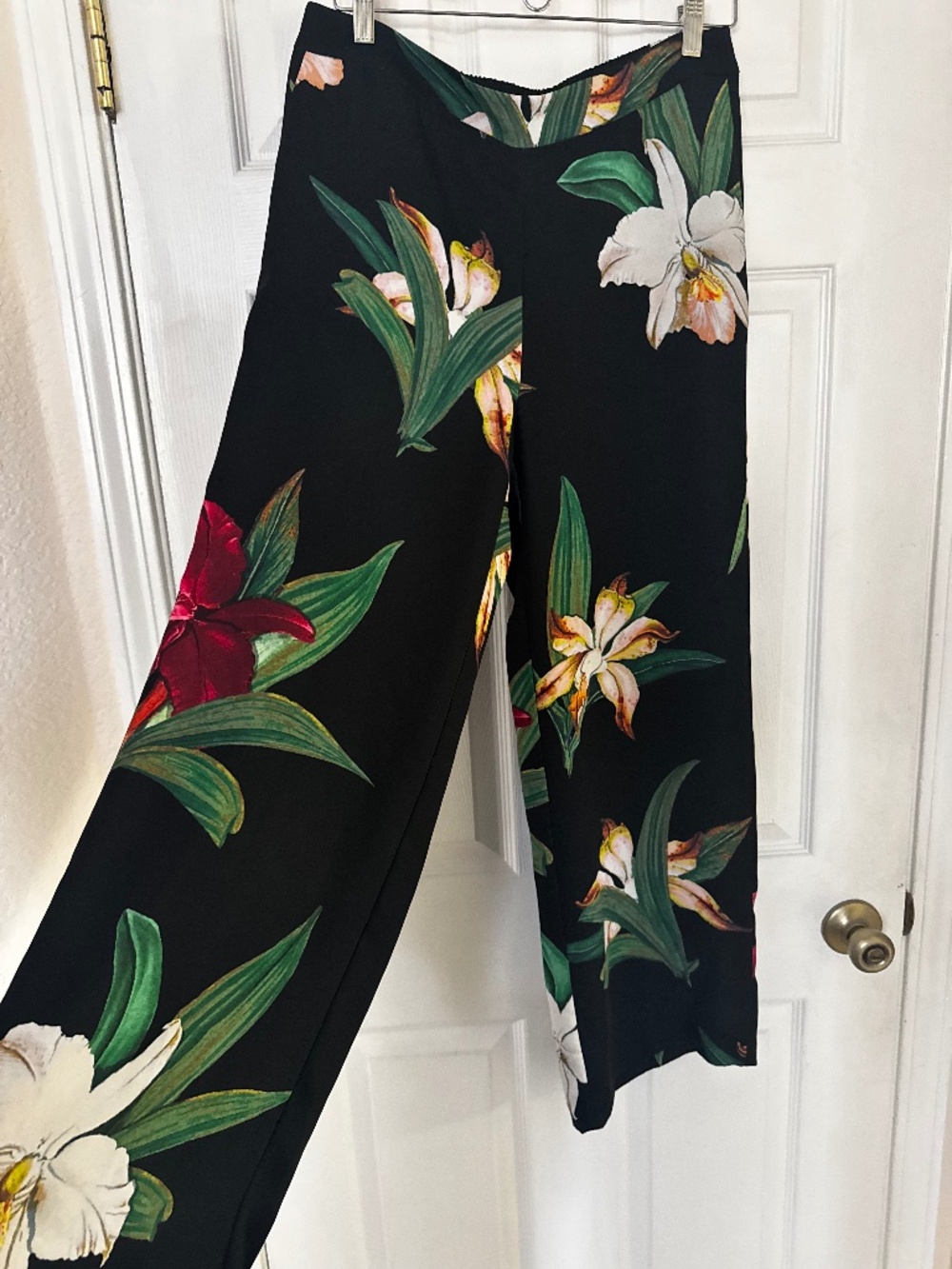 Chicos Wide Leg Black Tropical Botanical Floral Pants Pull On Size 0.5 US 6 NWOT